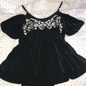 Black cold shoulder flowwy top